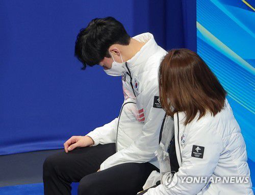 [올림픽] 쇼트프로그램 실수에 고개 숙인 이시형(베이징=연합뉴스) 홍해인 기자 = 대한민국의 이시형이 8일 오전 중국 베이징 캐피탈 실내 경기장에서 열린 2022 베이징 동계올림픽 피겨스케이팅 남자 싱글 쇼트 프로그램 경기에서 '프린스 이고르' 음악에 맞춰 연기를 펼친 뒤 키스앤 크라이존에서 점수를 확인한 뒤 고개를 숙이고 있자 최형경 코치가 위로하고 있다. 2022.2.8 hihong@yna.co.kr