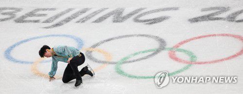 [올림픽] 본인의 연기가 아쉬운 이시형(베이징=연합뉴스) 황광모 기자 = 대한민국의 이시형이 8일 오전 중국 베이징 캐피탈 실내 경기장에서 열린 2022 베이징 동계올림픽 피겨스케이팅 남자 싱글 쇼트 프로그램 경기에서 '프린스 이고르' 음악에 맞춰 연기를 펼친 뒤 아쉬워하고 있다. 2022.2.8 hkmpooh@yna.co.kr