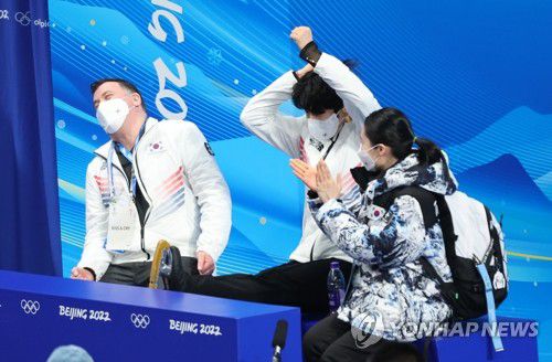 [올림픽] 기뻐하는 차준환과 오서 코치(베이징=연합뉴스) 임화영 기자 = 차준환이 8일 오전 중국 베이징 캐피탈 실내 경기장에서 열린 2022 베이징 동계올림픽 피겨스케이팅 남자 싱글 쇼트 프로그램 경기를 마친 뒤 키스 앤 크라이 존에서 브라이언 오서 코치와 함께 기뻐하고 있다. 2022.2.8 hwayoung7@yna.co.kr
