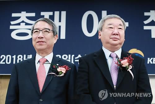 이취임식에 참석한 구본능(오른쪽) 전 총재와 정운찬 전 총재[연합뉴스 자료사진]