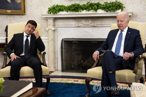 젤렌스키 우크라이나 대통령과 바이든 미국 대통령(오른쪽)[EPA 연합뉴스 자료사진. DB 및 재판매 금지]