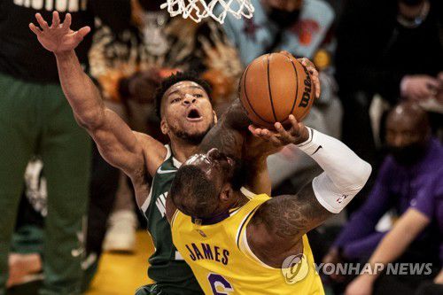 경합하는 아데토쿤보(왼쪽)와 르브론 제임스[EPA=연합뉴스]