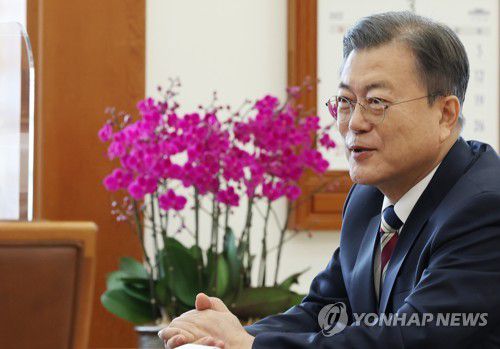 문 대통령, 아태뉴스통신사기구와 서면 인터뷰(서울=연합뉴스) 안정원 기자 = 문재인 대통령이 청와대에서 아시아·태평양지역 뉴스통신사 교류협력체 '아태뉴스통신사기구'(OANA)의 의장사인 연합뉴스 및 세계 7대 통신사와 서면인터뷰를 한 후 사진 촬영에 임하고 있다. 2022.2.10 [아태뉴스통신사기구 합동취재단] jeong@yna.co.kr