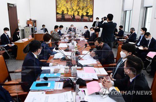 예결위 추경예산안등조정소위(서울=연합뉴스) 하사헌 기자 = 9일 서울 여의도 국회에서 예산결산특별위원회 추경예산안등조정소위원회가 열리고 있다. 2022.2.9 [국회사진기자단] toadboy@yna.co.kr