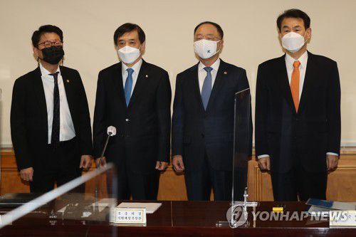 한자리에 모인 재정·통화·금융당국 수장(서울=연합뉴스) 신준희 기자 = 11일 오전 중구 은행회관에서 열린 거시경제금융회의에서 참석자들이 기념촬영을 하고 있다.       오른쪽부터 정은보 금융감독원장, 홍남기 경제부총리 겸 기획재정부 장관, 이주열 한국은행 총재, 도규상 금융위원회 부위원장. 2022.2.11 [공동취재] hama@yna.co.kr