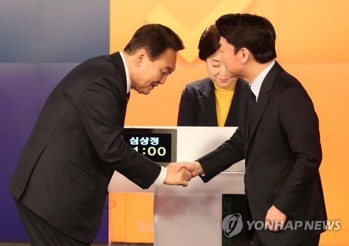 인사하는 윤석열과 안철수(서울=연합뉴스) 국민의힘 윤석열 대선후보(왼쪽)와 국민의당 안철수 대선후보가 11일 오후 서울 중구 매경미디어센터에서 열린 한국기자협회 주최 방송 6개사 공동 주관 2022 대선후보 초청 토론회 시작에 앞서 인사하고 있다. 2022.2.11 [국회사진기자단] srbaek@yna.co.kr