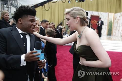 넷플릭스 '치어' 스타 해리스, 아동 성착취 혐의 인정(AP=연합뉴스 자료사진) 2020 아카데미 시상식장에서 배우 겸 감독 그레타 거윅(우)과 이야기 나누고 있는 제리 해리스