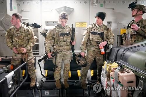 폴란드로 추가 파병되는 미군 병력(노스캐롤라이나 로이터=연합뉴스) 6일(현지시간) 폴란드 군사기지로 파견되는 미 육군 82공수사단 병력이 C-17 수송기 안에서 출발을 준비하는 모습. 2022.2.7. photo@yna.co.kr [2022.02.07 송고]