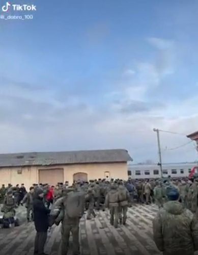 틱톡에 담긴 러시아 병사들의 이동[_dobro_100 틱톡 캡처. DB 및 재판매 금지]