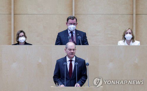 연방상원에서 연설하는 올라프 숄츠 독일 총리[로이터 연합뉴스 자료사진. 재배포 및 DB 금지]