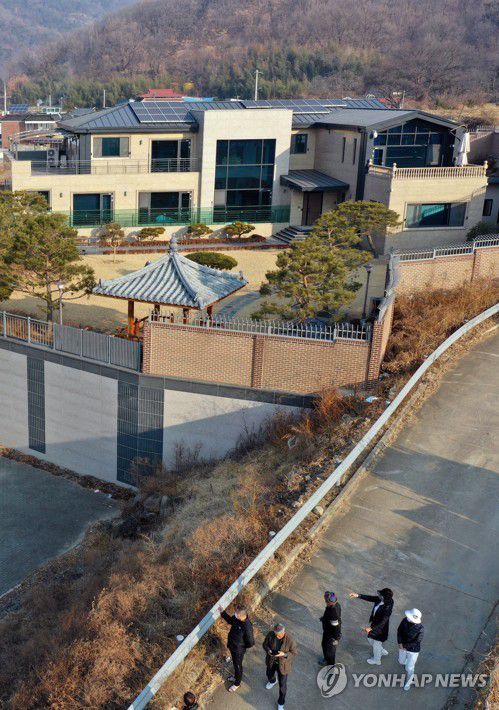 박근혜 전 대통령 대구 사저 찾은 지지자들(대구=연합뉴스) 김현태 기자 = 박근혜 전 대통령이 퇴원 후 머물 것으로 알려진 대구 달성군 사저에 지지자들의 발길이 이어지고 있다. 2022.2.12 mtkht@yna.co.kr