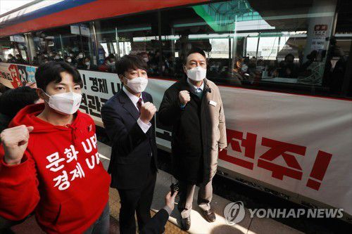 윤석열-이준석, 열정열차 탑승 전 기념촬영(전주=연합뉴스) 이정훈 기자 = 국민의힘 윤석열 대선 후보와 이준석 대표가 12일 오전 전주역에서 '열정열차'에 탑승 전 기념촬영을 하고 있다. 2022.2.12 uwg806@yna.co.kr