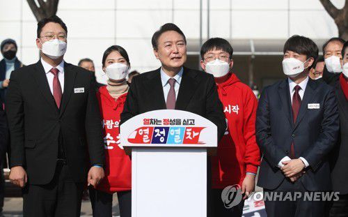 순천 찾은 윤석열(순천=연합뉴스) 이정훈 기자 = 국민의힘 윤석열 대선 후보가 12일 오후 전남 순천역 앞에서 연설하고 있다. 2022.2.12 uwg806@yna.co.kr