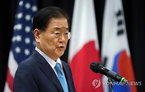 한미일 외교장관 공동기자회견 중인 정의용 외교부 장관(호놀룰루 AFP=연합뉴스) 정의용 외교부 장관이 12일(현지시간) 하와이 아태안보연구소에서 열린 한미일 외교장관 회담 직후 공동기자회견에서 발언하고 있다. 2022.2.12 [재판매 및 DB 금지] photo@yna.co.kr