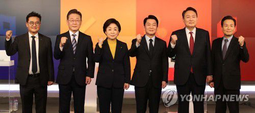 토론에 앞서 기념촬영하는 대선 후보들(서울=연합뉴스) 11일 오후 서울 중구 매경미디어센터에서 열린 한국기자협회 주최·방송 6개사 공동 주관 '2022 대선후보 초청 토론' 시작에 앞서 참석자들이 기념촬영을 하고 있다. 왼쪽부터 김동훈 기자협회장, 더불어민주당 이재명 대선 후보, 정의당 심상정 대선 후보, 국민의당 안철수 대선 후보, 국민의힘 윤석열 대선 후보, 김종필 한국기자협회 대선토론 기획단장. 2022.2.11 [국회사진기자단] toadboy@yna.co.kr