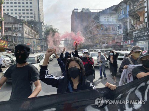 양곤에서 군부 쿠데타 규탄 기습시위하는 미얀마 젊은이들(양곤 AP=연합뉴스) 2021년 11월 30일(현지시간) 미얀마 최대 도시 양곤 도심에서 한 청년단체 회원들이 군부 쿠데타를 규탄하는 기습 시위를 벌이고 있다.