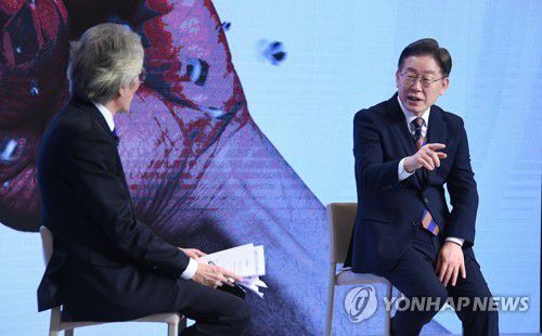 질의에 응답하는 이재명(서울=연합뉴스) 더불어민주당 이재명 대선 후보가 14일 오후 서울 중구 대한상공회의소에서 열린 대선 후보 초청 경제인 정책대화에서 정관용 교수와 질의응답을 하고 있다. 2022.2.14 [국회사진기자단] uwg806@yna.co.kr