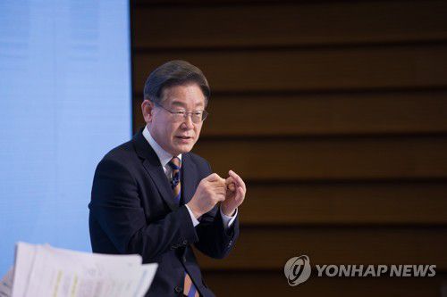 '대선 후보에게 묻는다'(서울=연합뉴스) 더불어민주당 이재명 대선 후보가 14일 오후 서울 중구 대한상공회의소에서 열린 대선 후보 초청 경제인 정책대화에서 정관용 교수와 질의응답을 하고 있다. 2022.2.14 [국회사진기자단] uwg806@yna.co.kr
