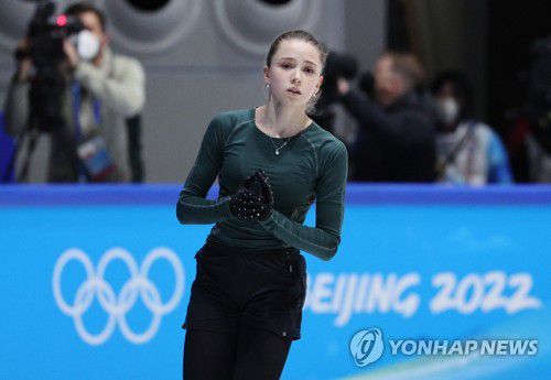 [올림픽] 발리예바, 한숨 돌렸다…개인전 출전 확정(베이징=연합뉴스) 임화영 기자 = 여자 피겨의 신성에서 여제 등극을 꿈꾸는 러시아올림픽위원회(ROC)의 카밀라 발리예바가 14일 오후 중국 베이징 캐피털 실내경기장 연습링크에서 열린 공식 훈련에서 쇼트프로그램 동작을 연습을 마친 뒤 박수를 치고 있다.    스포츠중재재판소(CAS)는 14일 도핑 위반 통보를 받은 러시아반도핑기구(RUSADA)가 발리예바의 징계를 철회한 것과 관련해 국제올림픽위원회(IOC), 세계반도핑기구(WADA), 국제빙상경기연맹(ISU)이 제기한 이의 신청을 기각했다.  이 결정으로 발리예바는 오는 15일부터 시작되는 베이징 동계올림픽 여자 싱글 개인전에 출전이 가능해졌다. 2022.2.14 hwayoung7@yna.co.kr