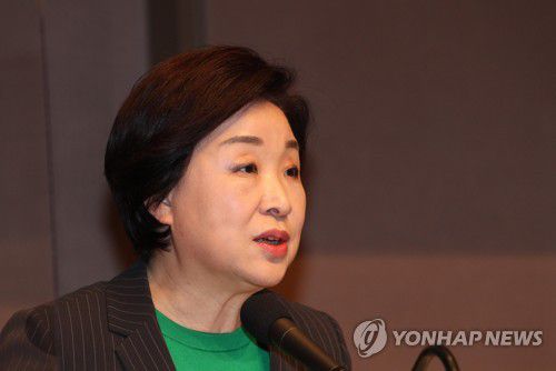 관훈토론회에서 답변하는 심상정(서울=연합뉴스) 정의당 심상정 대선 후보가 14일 오전 서울 중구 한국프레스센터에서 열린 대통령 후보 초청 관훈토론회에 참석, 패널들의 질문에 답하고 있다. 2022.2.14 [국회사진기자단] toadboy@yna.co.kr