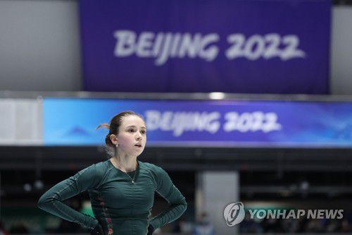 [올림픽] 발리예바, 개인전 출전 확정(베이징=연합뉴스) 임화영 기자 = 여자 피겨의 신성에서 여제 등극을 꿈꾸는 러시아올림픽위원회(ROC)의 카밀라 발리예바가 14일 오후 중국 베이징 캐피털 실내경기장 연습링크에서 열린 공식 훈련에서 쇼트프로그램 동작을 연습하고 있다. 2022.2.14 hwayoung7@yna.co.kr