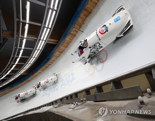 [올림픽] 2차시기 질주하는 원윤종 조(베이징=연합뉴스) 한종찬 기자 = 대한민국의 원윤종(앞)-김진수 조가 14일 중국 베이징 옌칭 국립 슬라이딩 센터에서 열린 2022 베이징동계올림픽 남자 봅슬레이 2인 2차시기에서 얼음을 질주하고 있다. 사진은 레이어 합성. 2022.2.14 superdoo82@yna.co.kr