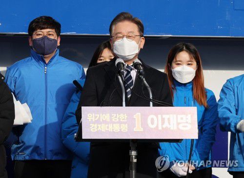 부산에서 지지 호소하는 이재명 대선후보(부산=연합뉴스) 백승렬 기자 = 더불어민주당 이재명 대선후보가 제20대 대통령 선거 공식 선거운동 첫날인 15일 오전 부산시 부산진구 부전역에서 즉석연설을 통해 지지를 호소하고 있다. 2022.2.15 srbaek@yna.co.kr