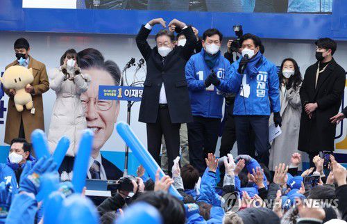대전에서 하트 인사하는 이재명 대선후보(대전=연합뉴스) 백승렬 기자 = 더불어민주당 이재명 대선후보가 제20대 대통령 선거 공식 선거운동 첫날인 15일 대전시 으능정이거리에서 연설회에서 지지자에게 하트 인사를 하고 있다. 2022.2.15 srbaek@yna.co.kr