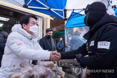 안동신시장에서 기념촬영하는 안철수 후보(안동=연합뉴스) 국민의당 안철수 대선 후보가 15일 오후 경북 안동시 안동 신시장에서 시민들과 기념촬영하고 있다. 2022.2.15 [국민의당 제공. 재판매 및 DB 금지] toadboy@yna.co.kr