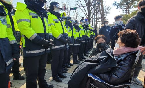16일 낮 청와대 진입이 막히자 항의하고 있는 이용수 할머니[촬영 조다운]