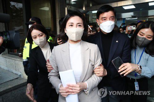 당사 나서는 김혜경(서울=연합뉴스) 이정훈 기자 = 더불어민주당 이재명 대선 후보의 부인 김혜경 씨가 9일 오후 서울 여의도 당사에서 최근 불거진 '과잉 의전' 등 논란에 대해 사과 기자회견을 한 뒤 당사를 나서고 있다. 2022.2.9 [국회사진기자단] uwg806@yna.co.kr