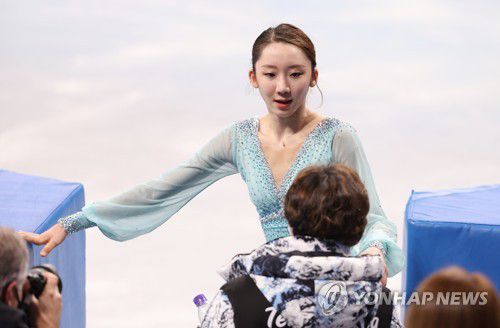 [올림픽] 연기 마친 김예림(베이징=연합뉴스) 황광모 기자 = 김예림이 15일 오후 중국 베이징 캐피털 실내경기장에서 열린 2022 베이징 동계올림픽 피겨스케이팅 여자 싱글 쇼트 프로그램에 출전해 프란츠 리스트의 '사랑의 꿈' 음악에 맞춰 연기를 마친 뒤 신혜숙 코치와 대화하고 있다. 2022.2.15 hkmpooh@yna.co.kr