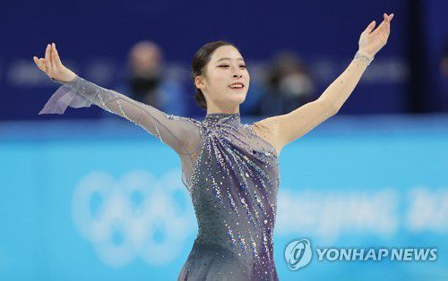 [올림픽] 올림픽 연기 마친 유영(베이징=연합뉴스) 홍해인 기자 = 유영이 15일 오후 중국 베이징 캐피털 실내경기장에서 열린 2022 베이징 동계올림픽 피겨스케이팅 여자 싱글 쇼트 프로그램에 출전해 드라마 '레프트오버(leftovers)' 사운드트랙(OST) 음악에 맞춰 연기를 마친 뒤 인사하고 있다. 2022.2.15 hihong@yna.co.kr