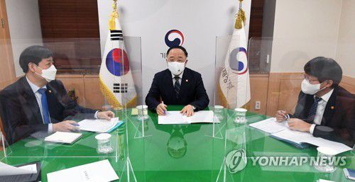 1월 고용동향 관련 관계장관회의(서울=연합뉴스) 홍남기 경제부총리 겸 기획재정부 장관(가운데)이 16일 정부서울청사에서 2022년 1월 고용동향을 주요 내용으로 한 관계장관회의(녹실회의)를 주재하고 있다. 2022.2.16      [기획재정부 제공. 재판매 및 DB 금지] photo@yna.co.kr