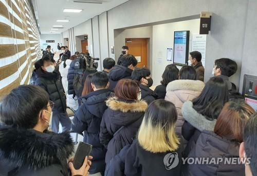 "거리 두기 멈춰야" 집행정지 신청 심문 열려(대전=연합뉴스) 이재림 기자 = 고교생 양대림(19) 군 등 1천513명이 코로나19 관련 사회적 거리 두기 연장 처분을 중단해 달라며 보건복지부 장관·대전시장·세종시장을 상대로 낸 방역지침 준수 명령 처분 등 취소 집행정지 신청 심문이 16일 대전지법에서 열려 방청객들이 법정 앞에 모여 있다. 2022.2.16 walden@yna.co.kr