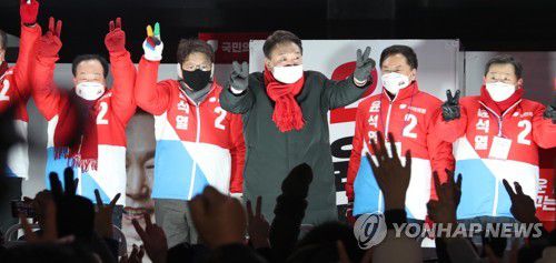 지지자들 환호에 답하는 윤석열(원주=연합뉴스) 이정훈 기자 = 국민의힘 윤석열 대선 후보가 16일 저녁 강원 원주시 문화의거리에서 열린 '국민이 키운 윤석열 강원도 살리기!' 원주 거점유세에서 지지자들의 환호에 화답하고 있다. 2022.2.16 [공동취재] uwg806@yna.co.kr