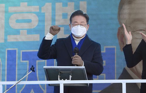 노원구 찾아 유세 펼치는 이재명 대선 후보(서울=연합뉴스) 더불어민주당 이재명 대선 후보가 17일 오전 서울 노원구 상계동 롯데백화점 노원점 앞에서 유세를 펼치고 있다. 2022.2.17 [국회사진기자단] toadboy@yna.co.kr