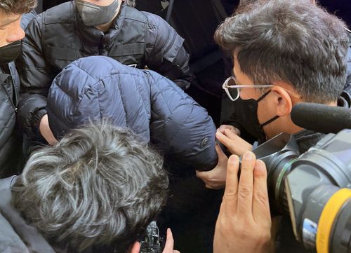 조카 학대치사 혐의 고모 영장실질심사 출석 (장흥=연합뉴스) 천정인 기자 = 17일 오후 전남 장흥군 광주지법 장흥지원에서 다섯 살 조카를 폭행해 숨지게 한 혐의를 받는 고모 A(41)씨가 영장실질심사를 받기 위해 출석하고 있다. 2022.2.17 iny@yna.co.kr