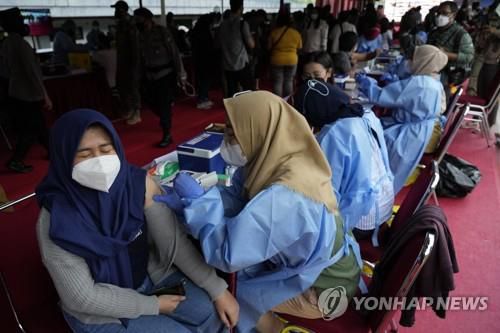 코로나19 백신 접종하는 인도네시아 의료진[AP=연합뉴스]