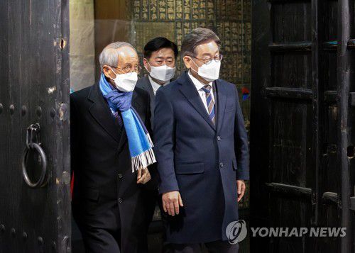 윤여준 전 장관 만난 이재명 대선후보(서울=연합뉴스)  더불어민주당 이재명 대선후보가 8일 저녁 서울시 여의도 한 식당에서 윤여준 전 환경부 장관과 만나 함께 이동하고 있다. 2022.2.8 [더불어민주당 선대위 제공. 재판매 및 DB금지] srbaek@yna.co.kr