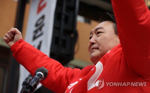 윤석열, 지지 호소하며 주먹 불끈(대전=연합뉴스) 이정훈 기자 = 국민의힘 윤석열 대선 후보가 15일 오후 대전 중구 으능정이 문화의거리 유세에서 지지를 호소하고 있다. 2022.2.15 [공동취재] uwg806@yna.co.kr