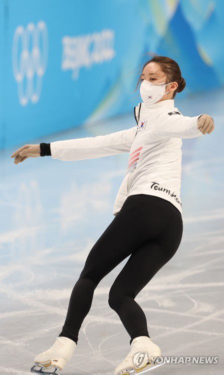 [올림픽] 몸푸는 김예림(베이징=연합뉴스) 박동주 기자 = 대한민국의 김예림이 16일 중국 베이징 캐피털 실내경기장에서 공식훈련을 하기에 앞서 몸을 풀고 있다. 2022.2.16 pdj6635@yna.co.kr