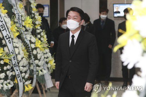 빈소 나서는 안철수(천안=연합뉴스) 이정훈 기자 = 국민의당 안철수 대선 후보가 16일 저녁 천안 동남구 단국대병원 장례식장에 마련된 손평오 논산·계룡·금산 지역선대위원장의 빈소를 나서고 있다. 2022.2.16 [공동취재] uwg806@yna.co.kr