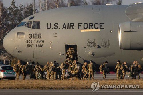 추가 파견 병력 싣고 폴란드 공항 도착한 미군 수송기(제슈프-야시온카 AFP=연합뉴스) 우크라이나를 둘러싼 군사적 긴장이 가시지 않는 가운데 16일(현지시간) 폴란드 남동부 제슈프-야시온카 공항에 도착한 미군들이 C-17 수송기에서 내리고 있다. 2022.2.17 sungok@yna.co.kr