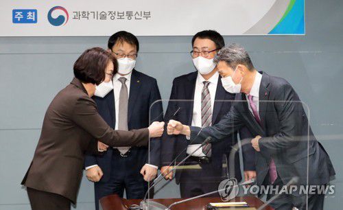 인사 나누는 임혜숙 장관과 통신3사 대표들(서울=연합뉴스) 이재희 기자 = 17일 오전 서울 중구 포스트타워에서 열린 과학기술정보통신부-통신3사 CEO 간담회에 앞서 임혜숙 장관(왼쪽부터), 구현모 KT 대표, 유영상 SKT 대표, 황현식 LG유플러스 대표가 인사를 나누고 있다. 2022.2.17 [공동취재] scape@yna.co.kr