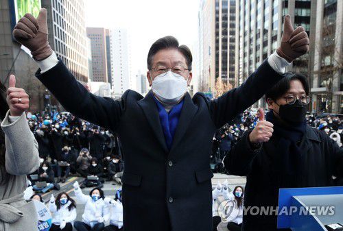 지지자들에게 인사하는 이재명 후보(서울=연합뉴스) 더불어민주당 이재명 대선 후보가 17일 오후 서울 청계광장에서 열린 '다시 광화문에서' 광화문역 유세에 참석해 지지자와 시민들에게 손들어 인사하고 있다. 2022.2.17 [국회사진기자단] toadboy@yna.co.kr