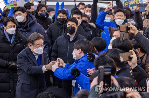 선거운동원들과 인사하는 이재명 후보(서울=연합뉴스) 더불어민주당 이재명 대선 후보가 17일 오후 서울 성동구 왕십리역 앞에서 열린 집중유세에 참석하며 선거운동원들과 인사하고 있다. 2022.2.17 [국회사진기자단] toadboy@yna.co.kr