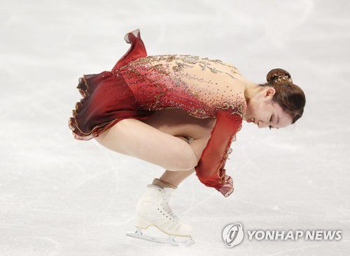 [올림픽] 김예림의 '투란도트'(베이징=연합뉴스) 황광모 기자 = 김예림이 17일 오후 중국 베이징 캐피털 실내경기장에서 열린 2022 베이징 동계올림픽 피겨스케이팅 여자 싱글 프리스케이팅에 출전해 오페라 '투란도트' 중 바이올린 판타지 음악에 맞춰 연기를 펼치고 있다. 2022.2.17 hkmpooh@yna.co.kr