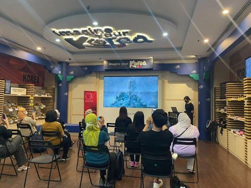 최규석 작가와 화상 미팅을 위해 모인 말레이시아 팬들[주말레이시아 한국 대사관, 재판매 및 DB금지]