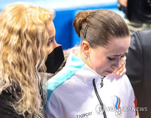 [올림픽] 결국 눈물 흘리는 발리예바(베이징=연합뉴스) 황광모 기자 = '도핑 파문'을 일으킨 러시아올림픽위원회(ROC)의 카밀라 발리예바가 17일 오후 중국 베이징 캐피털 실내경기장에서 열린 2022 베이징 동계올림픽 피겨스케이팅 여자 싱글 프리스케이팅에 출전해 연기를 마친 뒤 눈물을 흘리며 링크를 떠나고 있다.     발리예바는 이날 프리스케이팅에서 실수를 연발해 쇼트프로그램(82.16점)과 프리스케이팅(141.93점) 합계 224.09점으로 4위에 머물렀다.      당초 발리예바가 3위 안에 들어 메달을 획득할 경우 플라워 세리머니가 취소될 예정이었지만 메달권 밖으로 밀리면서 경기 직후 링크에서 열리는 플라워 세리머니는 예정대로 진행됐다 2022.2.18 hkmpooh@yna.co.kr